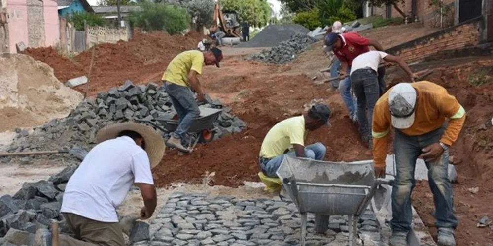 Na área urbana do município muitas ruas estão recebendo pavimentação asfáltica e calçamento