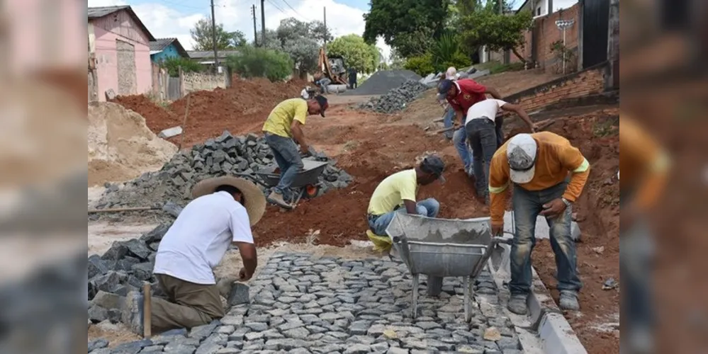 Na área urbana do município muitas ruas estão recebendo pavimentação asfáltica e calçamento