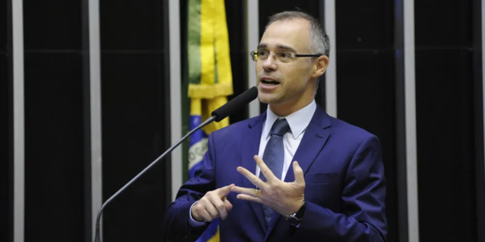 Imagem ilustrativa da imagem Justiça dá 96h para fundo eleitoral ser usado contra Covid-19; AGU recorre