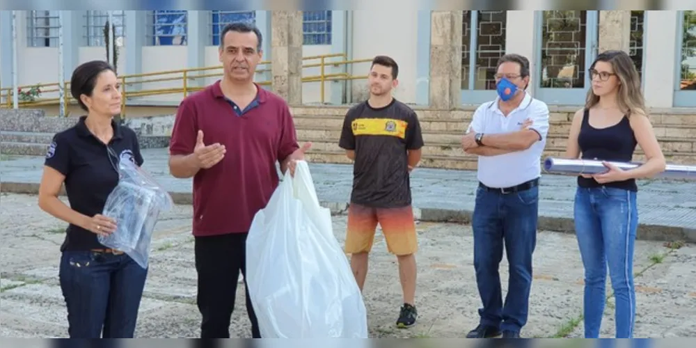 Imagem ilustrativa da imagem UEPG realiza entrega de máscaras para PM e Samu de PG