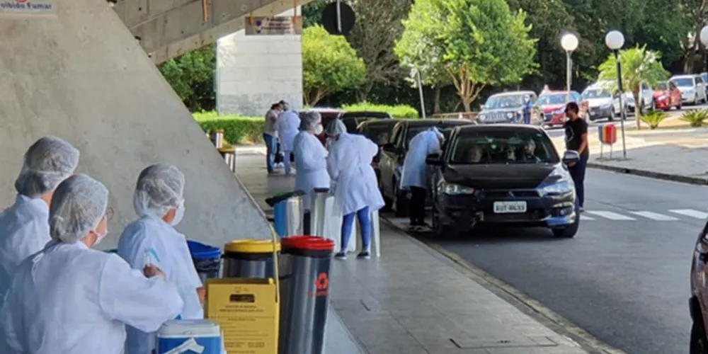 Na Rodoviária, vacinação funciona no sistema 'drive thru' e paciente não precisa descer do carro