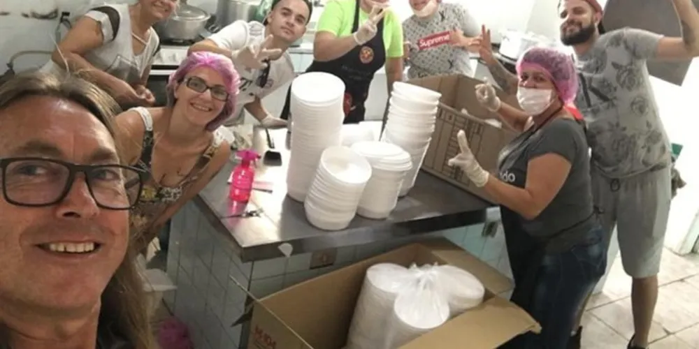 Cerca de 12 pessoas trabalham com a arrecadação de alimentos doados pela comunidade e empresas, além da produção das refeições