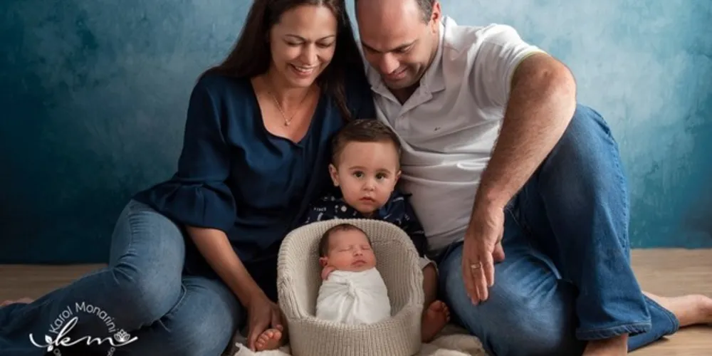 PORTRAIT – No registro em família, em um momento recheado de afeto e alegria, o casal Felippe e Fernanda Vargas com seus filhos, Lucca e Theo.