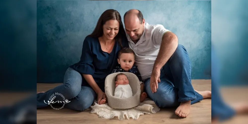 PORTRAIT – No registro em família, em um momento recheado de afeto e alegria, o casal Felippe e Fernanda Vargas com seus filhos, Lucca e Theo.