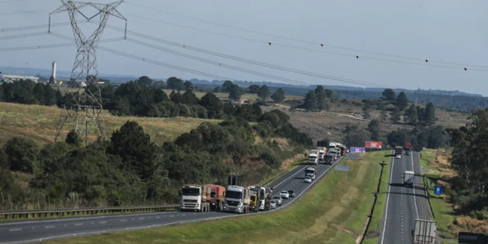 Na página do DER-PR existe uma lista de estabelecimentos comerciais em funcionamento no entorno das principais rodovias.