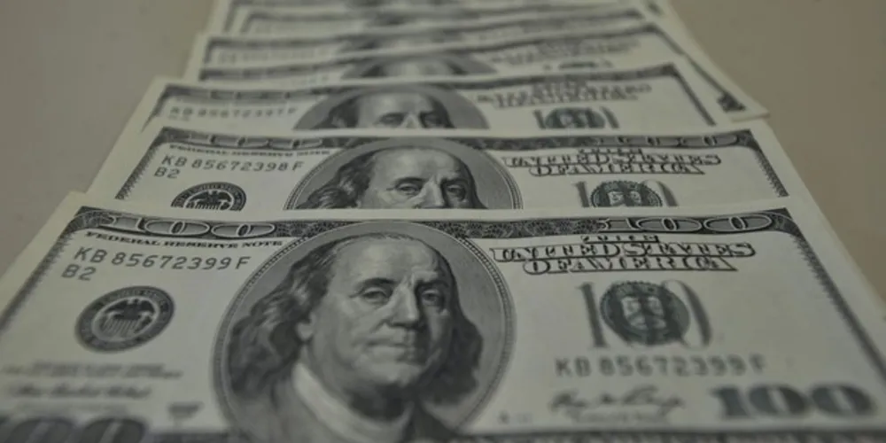 Imagem ilustrativa da imagem Dólar fecha a R$ 5,26 e volta a bater recorde nominal