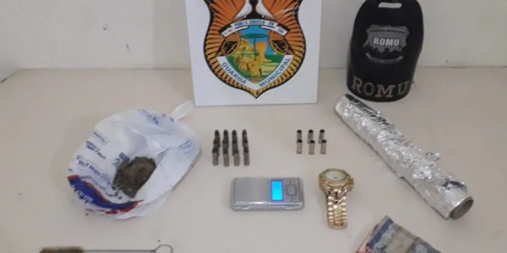 Todo o material foi entregue na 13ª Subdivisão Policial junto com o suspeito