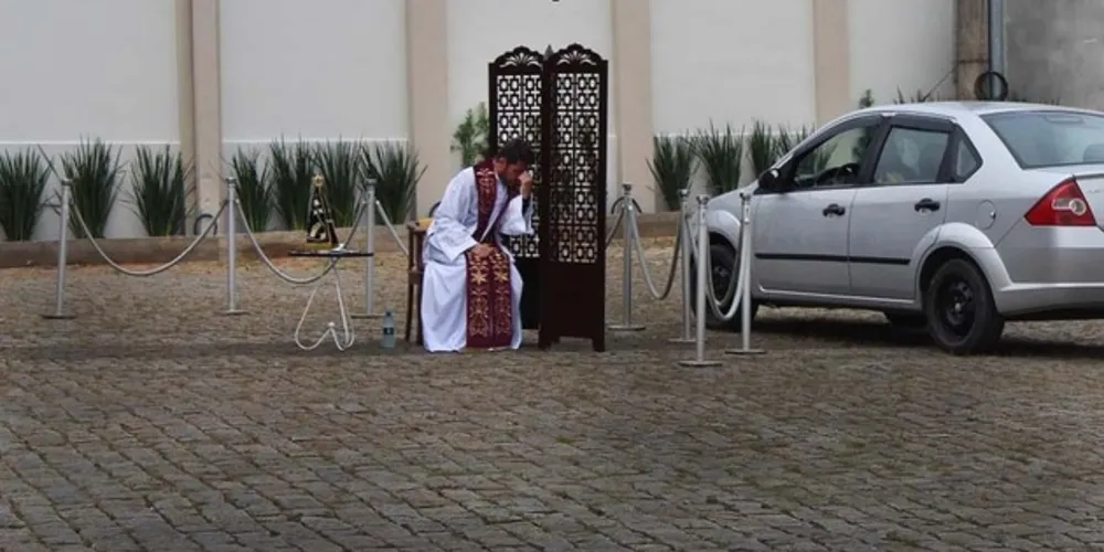 Devido ao risco do coronavírus, motoristas podem contar seus pecados de dentro do carro