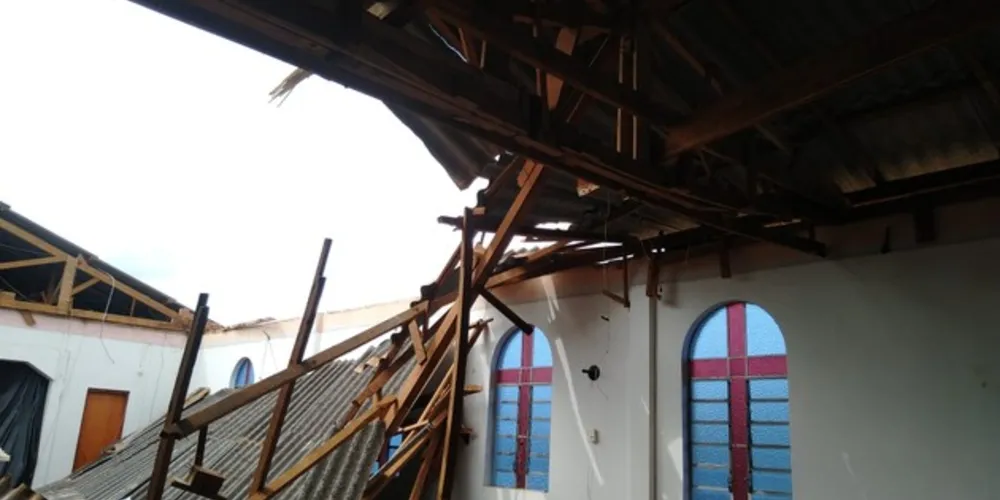 Imagem ilustrativa da imagem Telhado de igreja em reforma desaba em Uvaranas