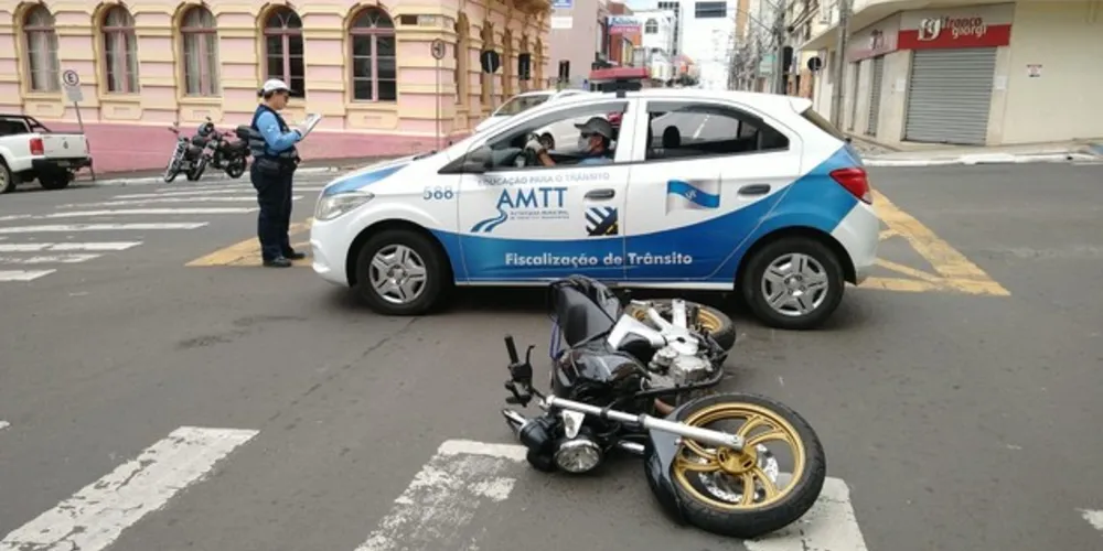 Acidente aconteceu no cruzamento das ruas Doutor Colares e Augusto Ribas