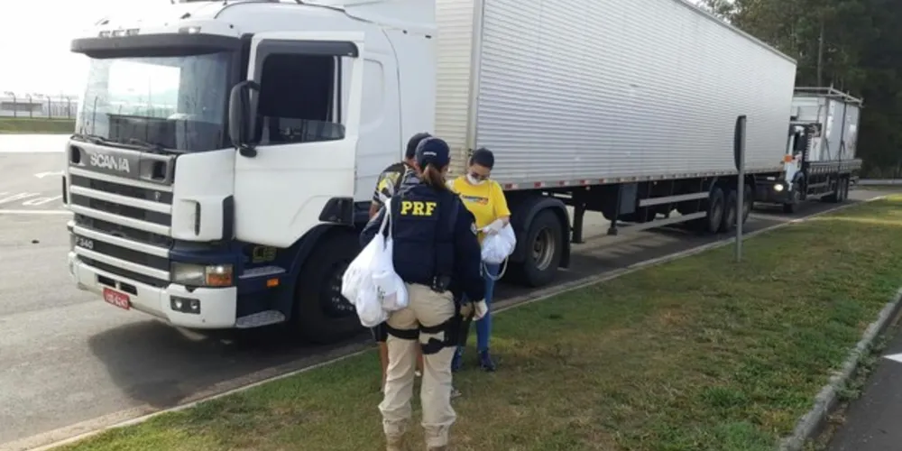 Enquanto auxiliava na entrega dos kits equipe foi acionada por volta das 11h30 para verificar ocorrência de veículo abandonado na rodovia.