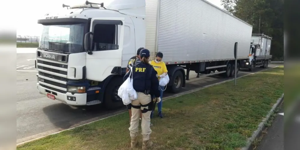 Enquanto auxiliava na entrega dos kits equipe foi acionada por volta das 11h30 para verificar ocorrência de veículo abandonado na rodovia.