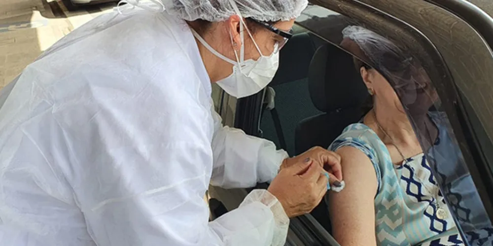 Na Rodoviária, vacinação funciona no sistema 'drive thru'