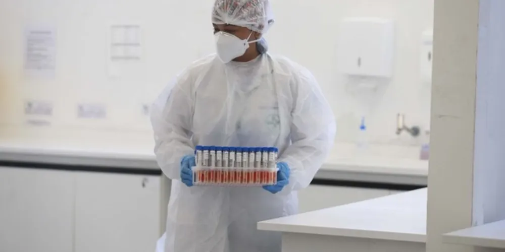 No Paraná Bolsistas já estão atuando e ajudam a desafogar trabalho do Lacen para testes do Coronavirus