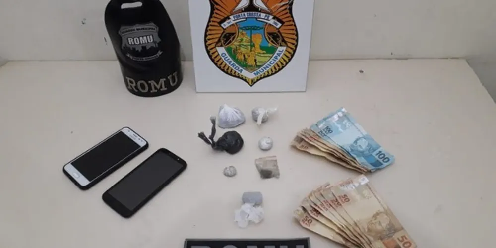 Além da droga, guardas encontraram dinheiro que seria fruto do tráfico de drogas