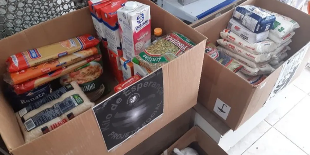 Só nesta semana, os voluntários entregaram 30 cestas básicas e sete vales-gás. 