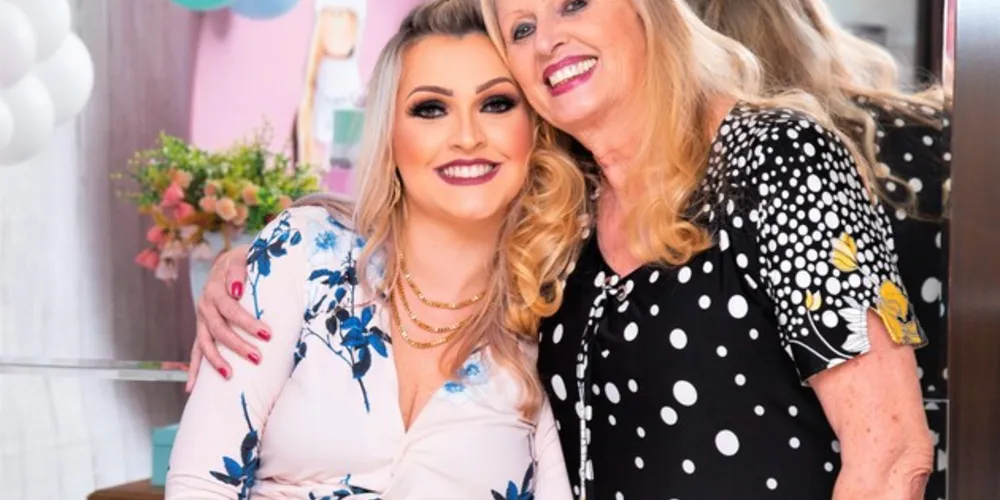 FELICITAÇÕES - Celia Regina Blajieski de Sá foi muito cumprimentada pela passagem de seu aniversário na última quarta-feira (1). No registro Celia e sua filha, a advogada Cynthia Sá Spósito. Da coluna RC os votos de realizações e alegrias