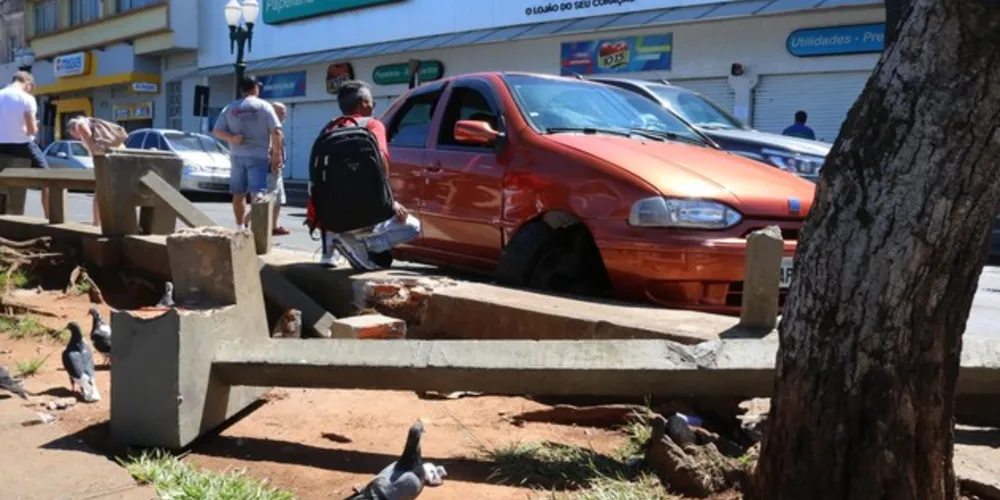 Imagem ilustrativa da imagem Descontrolado, carro atinge duas pedestres no Centro