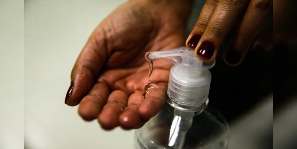 Os laboratórios químicos das Forças Armadas tem 10 mil bisnagas de álcool gel. A intenção é produzir 180 mil bisnagas