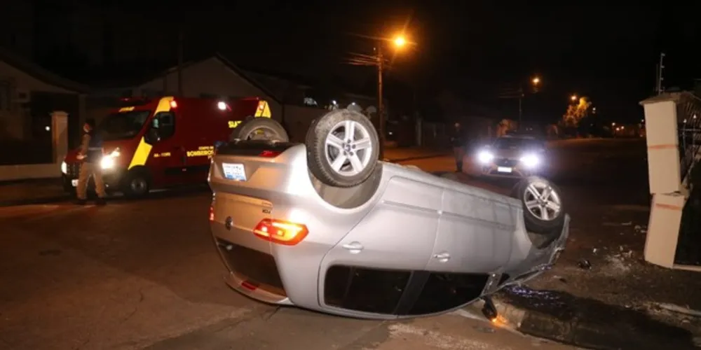 Imagem ilustrativa da imagem Carro capota após atingir meio-fio e gradil em Uvaranas