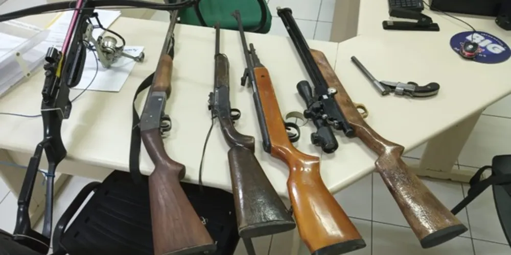 Grupo foi encontrado às margens do rio com armas e outros produtos ilegais