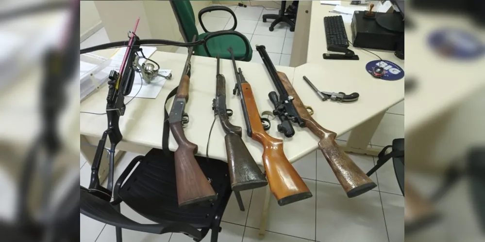 Grupo foi encontrado às margens do rio com armas e outros produtos ilegais