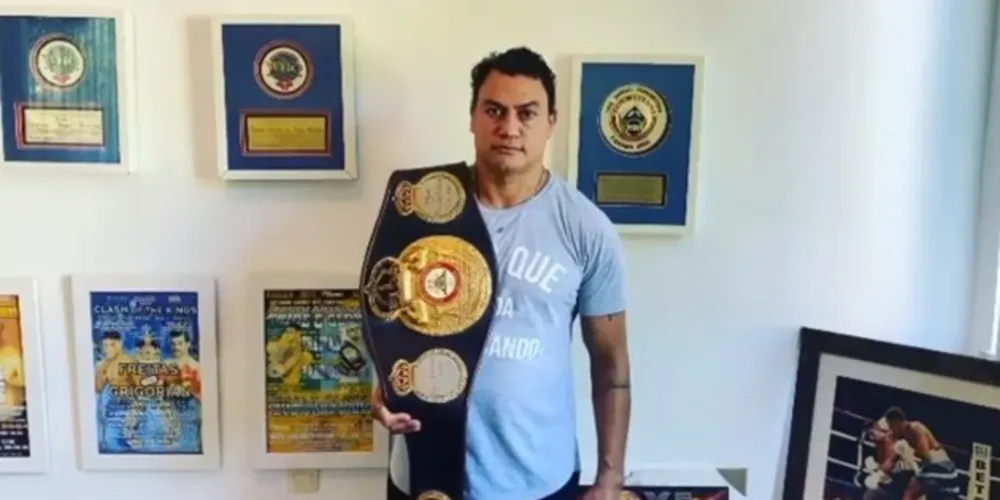 O cinturão é o da Associação Mundial de Boxe (AMB), categoria Super Penas (até 58,9Kg)