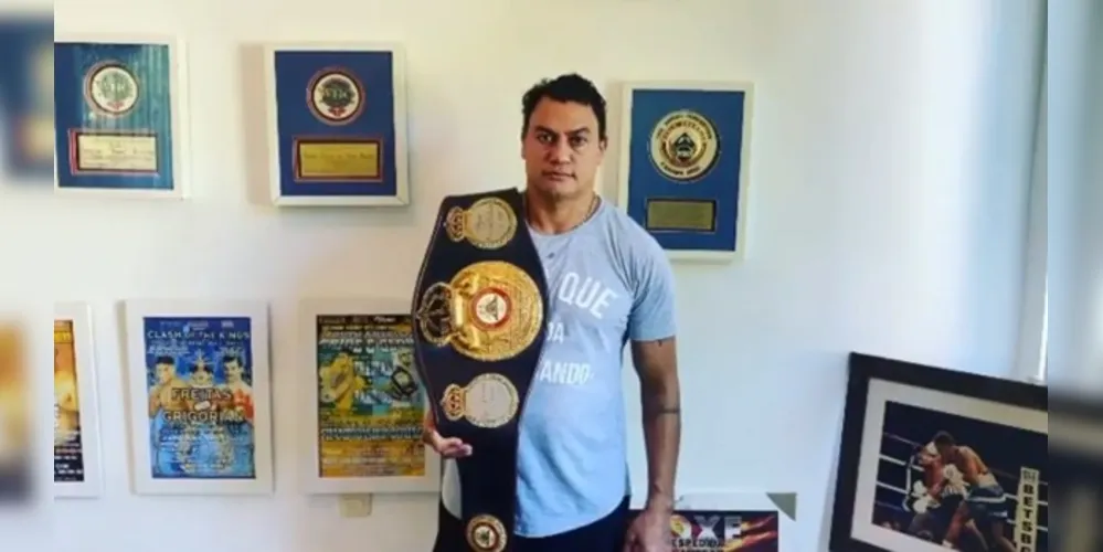 O cinturão é o da Associação Mundial de Boxe (AMB), categoria Super Penas (até 58,9Kg)