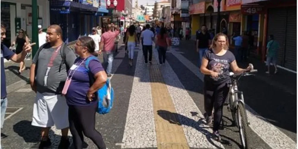 Com a abertura escalonada do comércio, pessoas tomam as ruas de Ponta Grossa