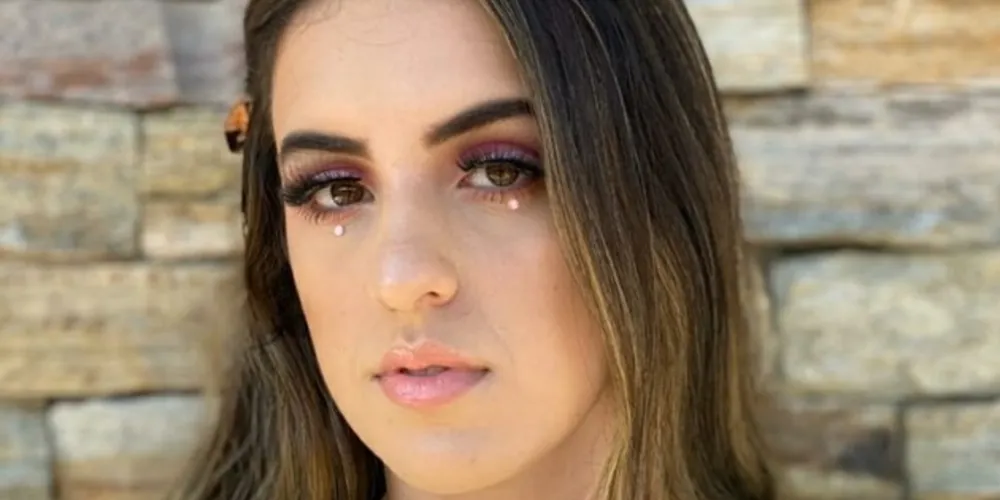 BDAY - A jovem Gabriela Kincheski Marques será muito cumprimentada nesta terça-feira (7), pela passagem de seu aniversário. Dona de um espírito colaborativo, atuante em projetos filantrópicos, amante das artes, empreendedora e muito amorosa, Gabi, como é carinhosamente chamada pelos amigos, é destaque entre as meninas da sua geração.  Da coluna RC os votos de felicidades e sucesso.