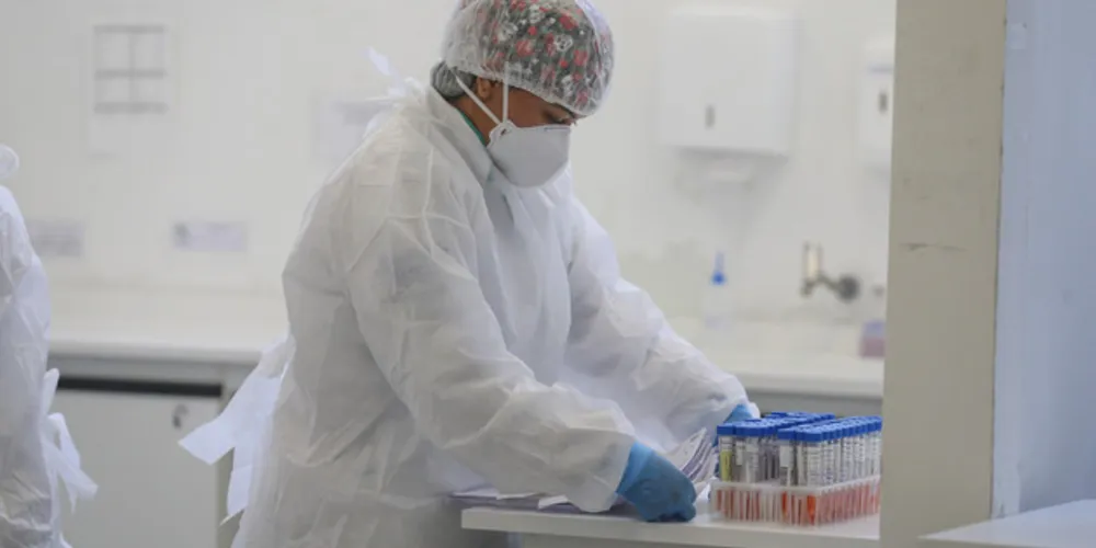 Eles atuam em áreas para esclarecimentos à população (call center), nas divisas do Estado, em unidades de saúde e hospitais e no Laboratório Central do Estado (Lacen), entre outras funções.