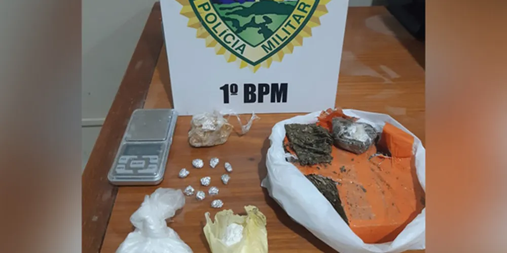 Dupla foi flagrada com porções de crack, cocaína e maconha na residência