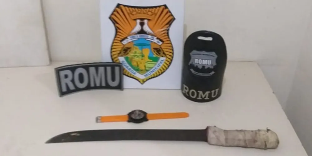 Suspeito foi encontrado com facão na cintura e ainda era procurado por roubo