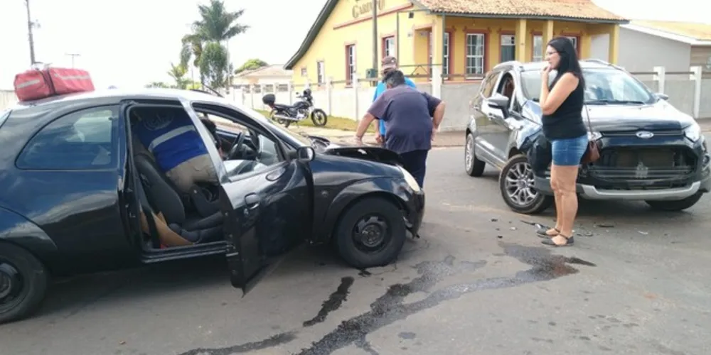 Acidente aconteceu no cruzamento das ruas Quinze de Setembro e Ludgéro Pavão