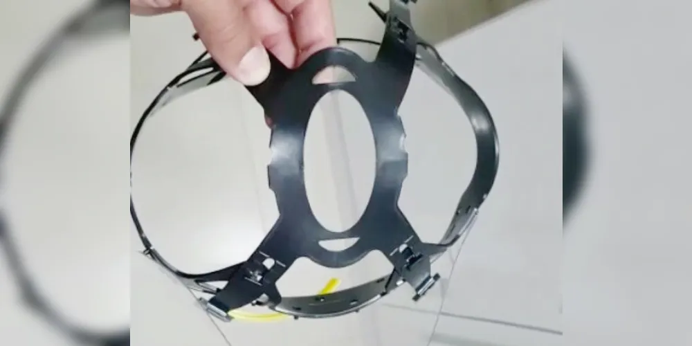 A nova proposta de suporte para a viseira permitirá aumento na produção nos próximos dias.