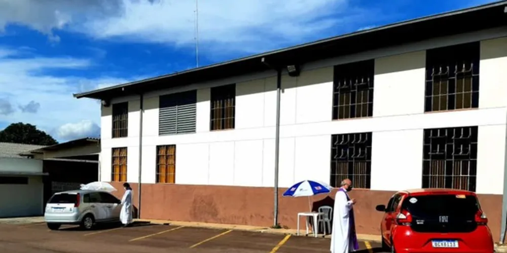 Fiéis puderam se confessar de dentro dos carros