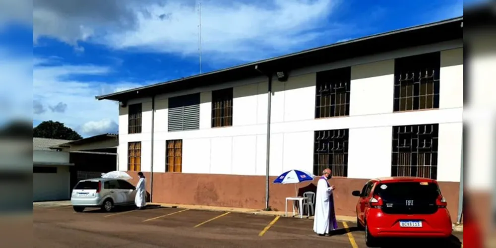 Fiéis puderam se confessar de dentro dos carros
