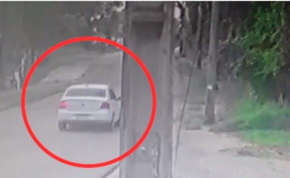 O vídeo contraria a versão do motorista do Scenic, que afirmou que o veículo teria vindo de outra rua.