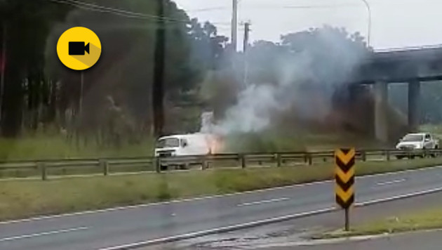 Imagem ilustrativa da imagem Kombi pega fogo em rodovia de PG; veja vídeo