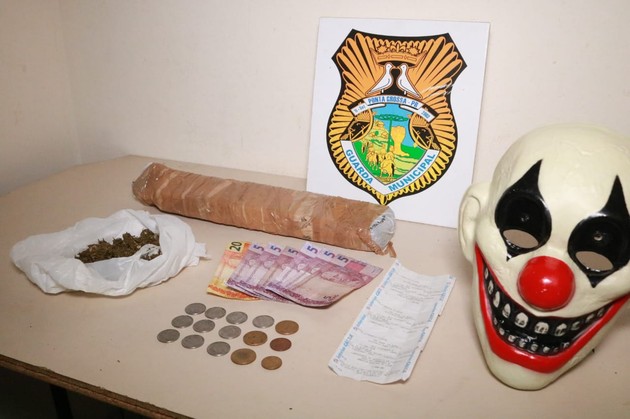 Além da droga, GM apreendeu dinheiro e até uma máscara na casa do suspeito