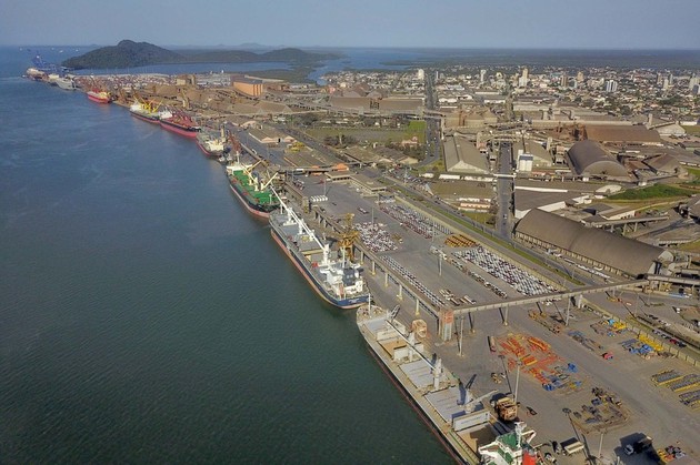 Porto de Paranaguá é o principal local de exportação do estado.