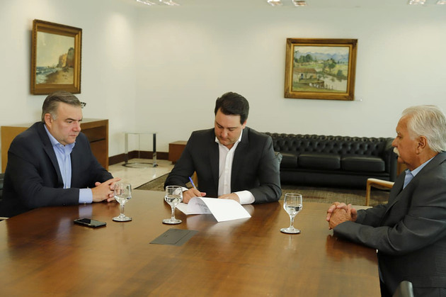 Governador Carlos Massa Ratinho Junior assina decreto que institui as novas faixas salariais.
