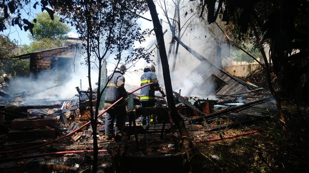 Casa estava abandonada e ninguém ficou ferido; causas do incêndio não foram esclarecidas