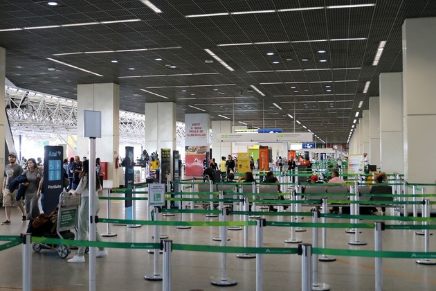 Desde o fim de semana os aeroportos brasileiros divulgam alerta da Anvisa sobre o coronavírus