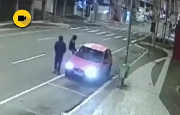 Imagem ilustrativa da imagem Vídeo flagra bandidos usando carro para invadir loja de PG