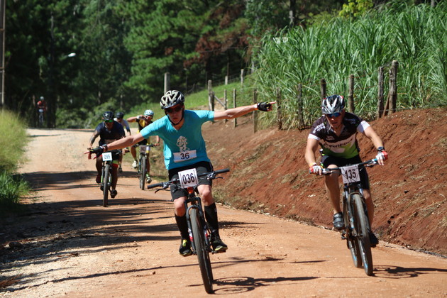 Competidores precisam superar as dificuldades do 
percurso rural nas provas de ciclismo e corrida