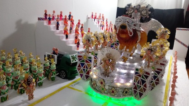 Imagem ilustrativa da imagem Professor de PG produz maquetes em miniatura de blocos de Carnaval