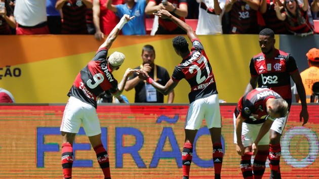 Gabigol e Bruno Henrique celebram gol do Flamengo neste domingo
