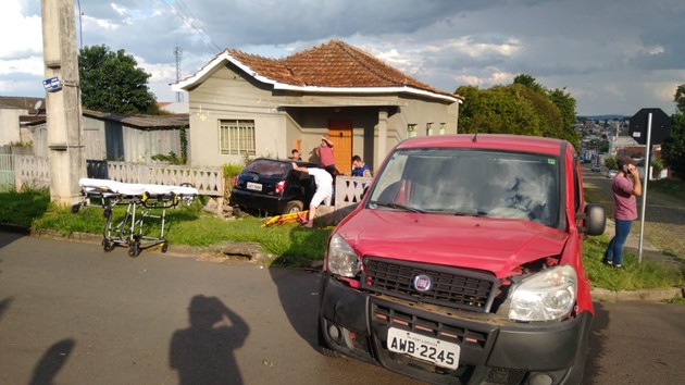 Imagem ilustrativa da imagem Carro deruba muro de casa após batida na Vilela