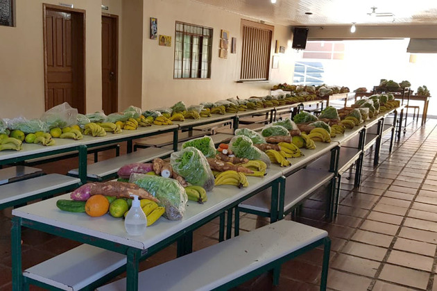 Os alimentos que eram da merenda escolar são entregues nas escolas junto com o Programa Leite das Crianças e kits para famílias vulneráveis